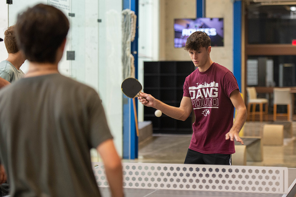 SIU students play table tennis